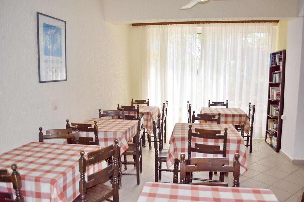 Hotel Karyatides Agia Marina  Экстерьер фото