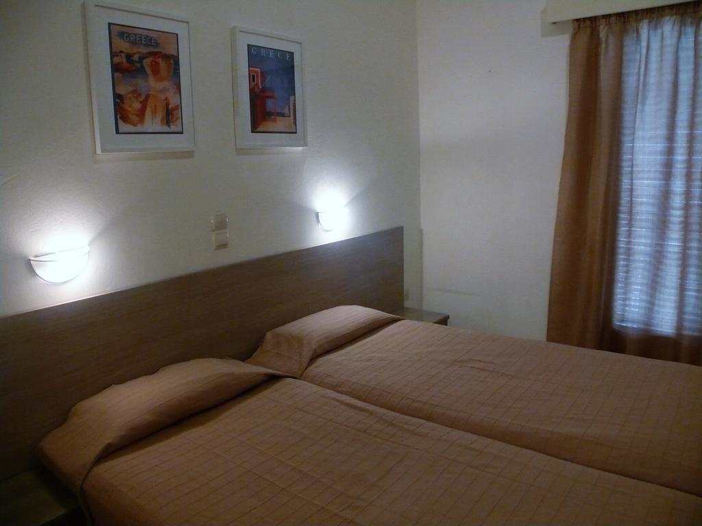 Hotel Karyatides Agia Marina  Экстерьер фото