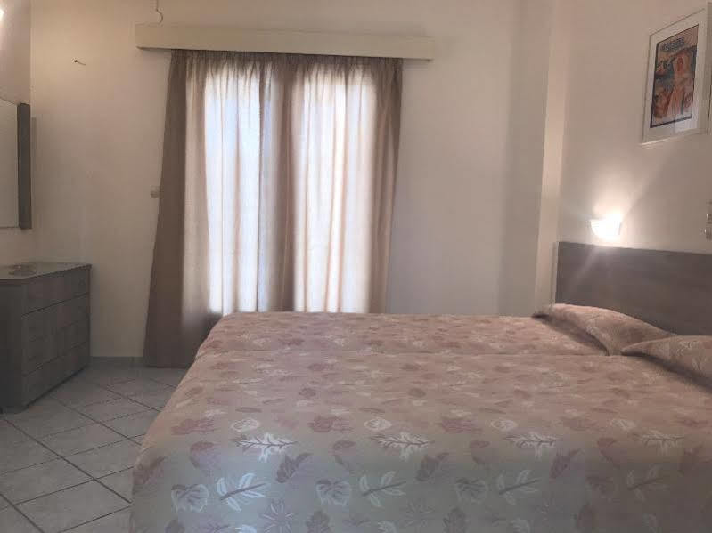 Hotel Karyatides Agia Marina  Экстерьер фото