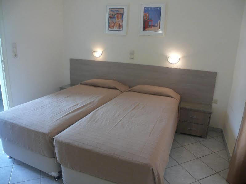 Hotel Karyatides Agia Marina  Экстерьер фото