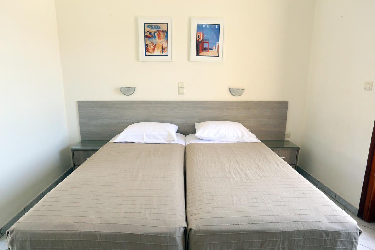 Hotel Karyatides Agia Marina  Экстерьер фото