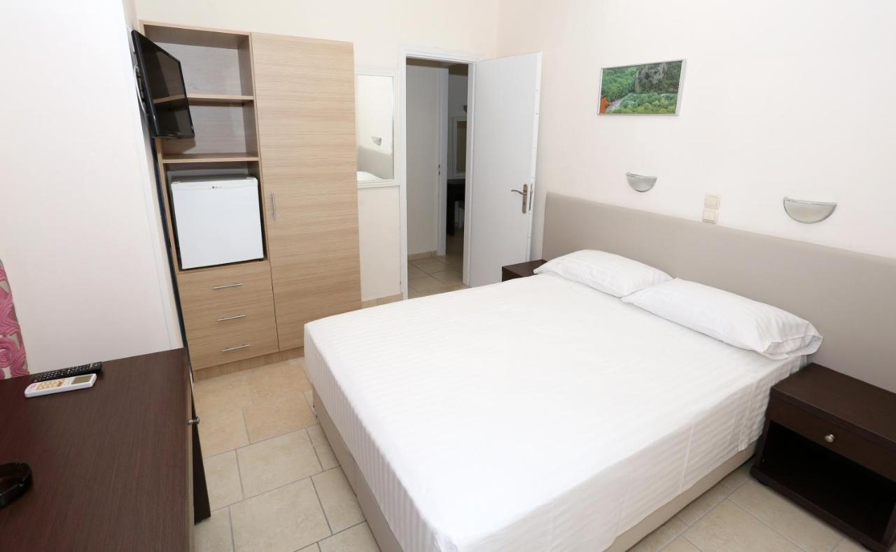 Hotel Karyatides Agia Marina  Экстерьер фото