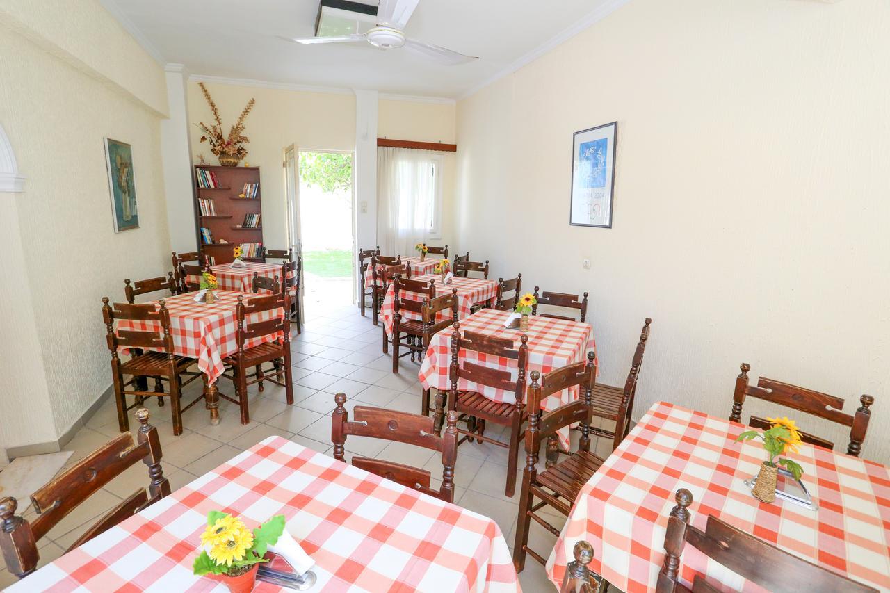 Hotel Karyatides Agia Marina  Экстерьер фото