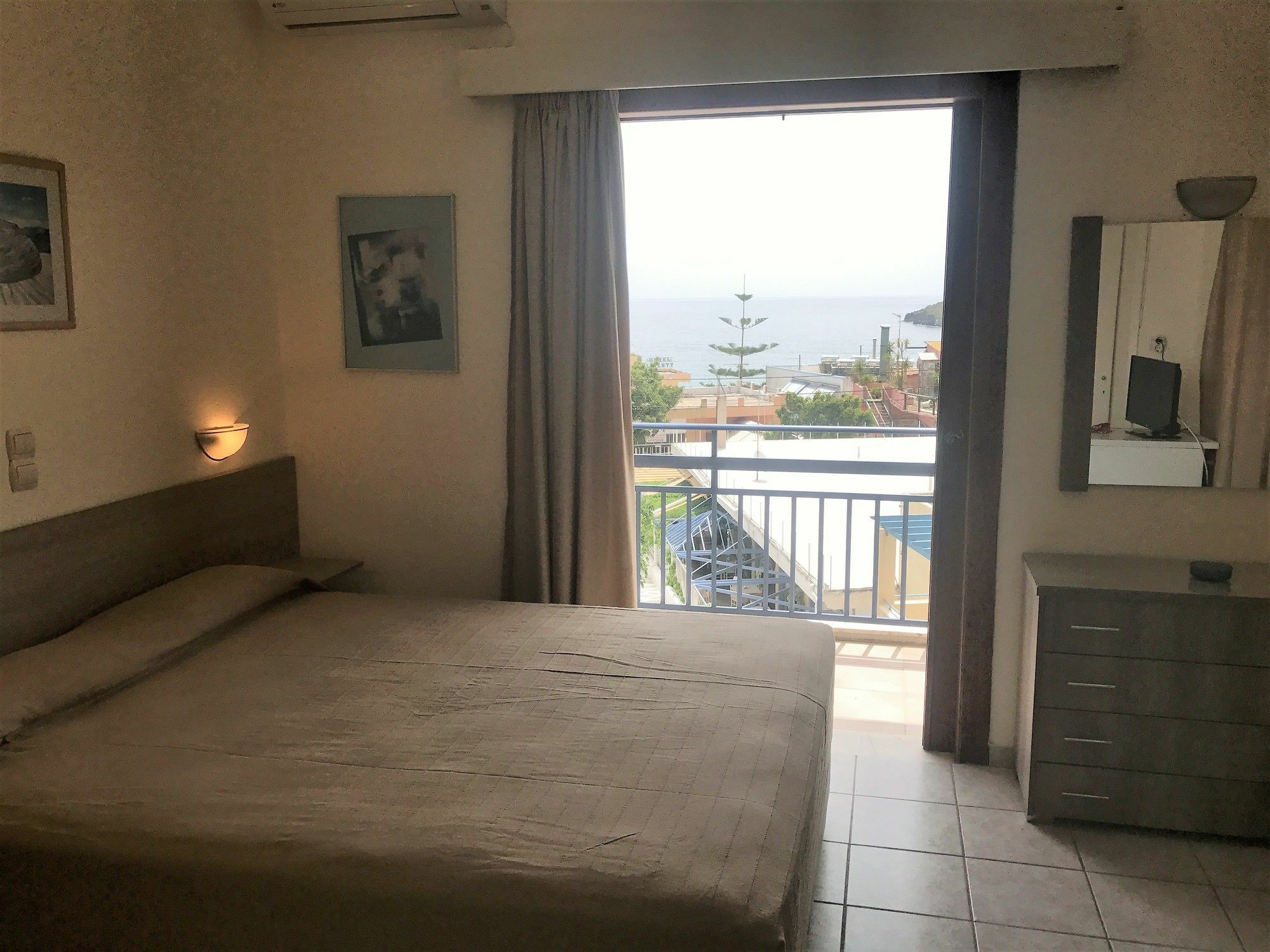 Hotel Karyatides Agia Marina  Экстерьер фото