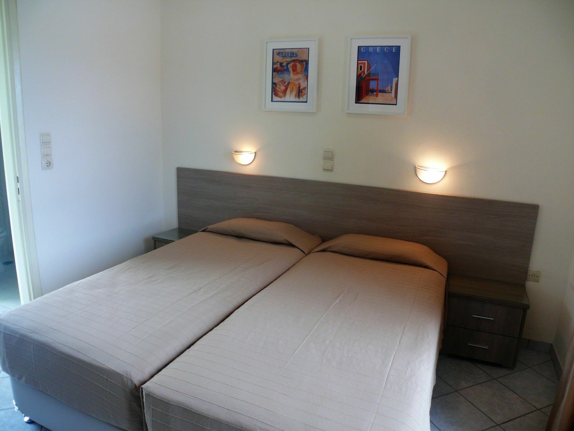 Hotel Karyatides Agia Marina  Экстерьер фото