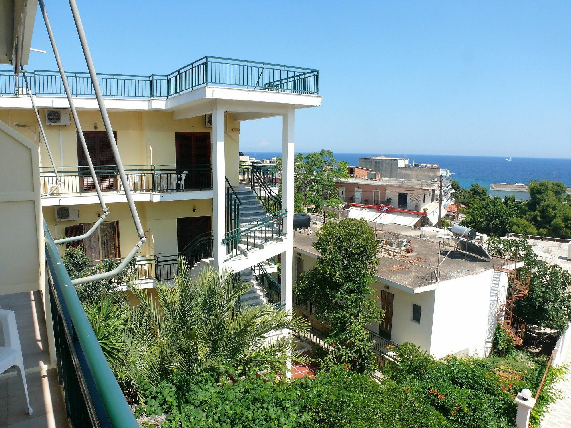 Hotel Karyatides Agia Marina  Экстерьер фото