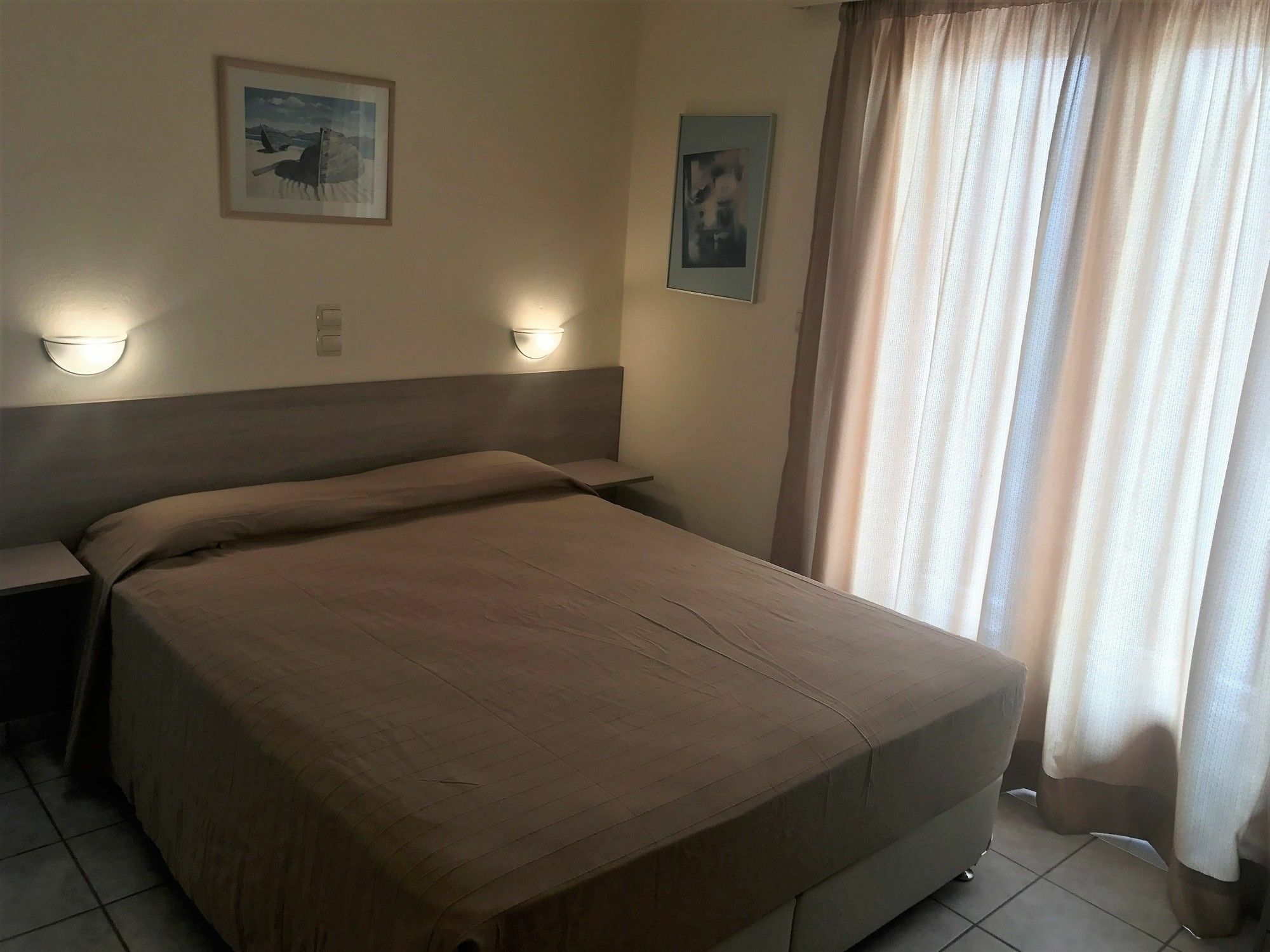 Hotel Karyatides Agia Marina  Экстерьер фото