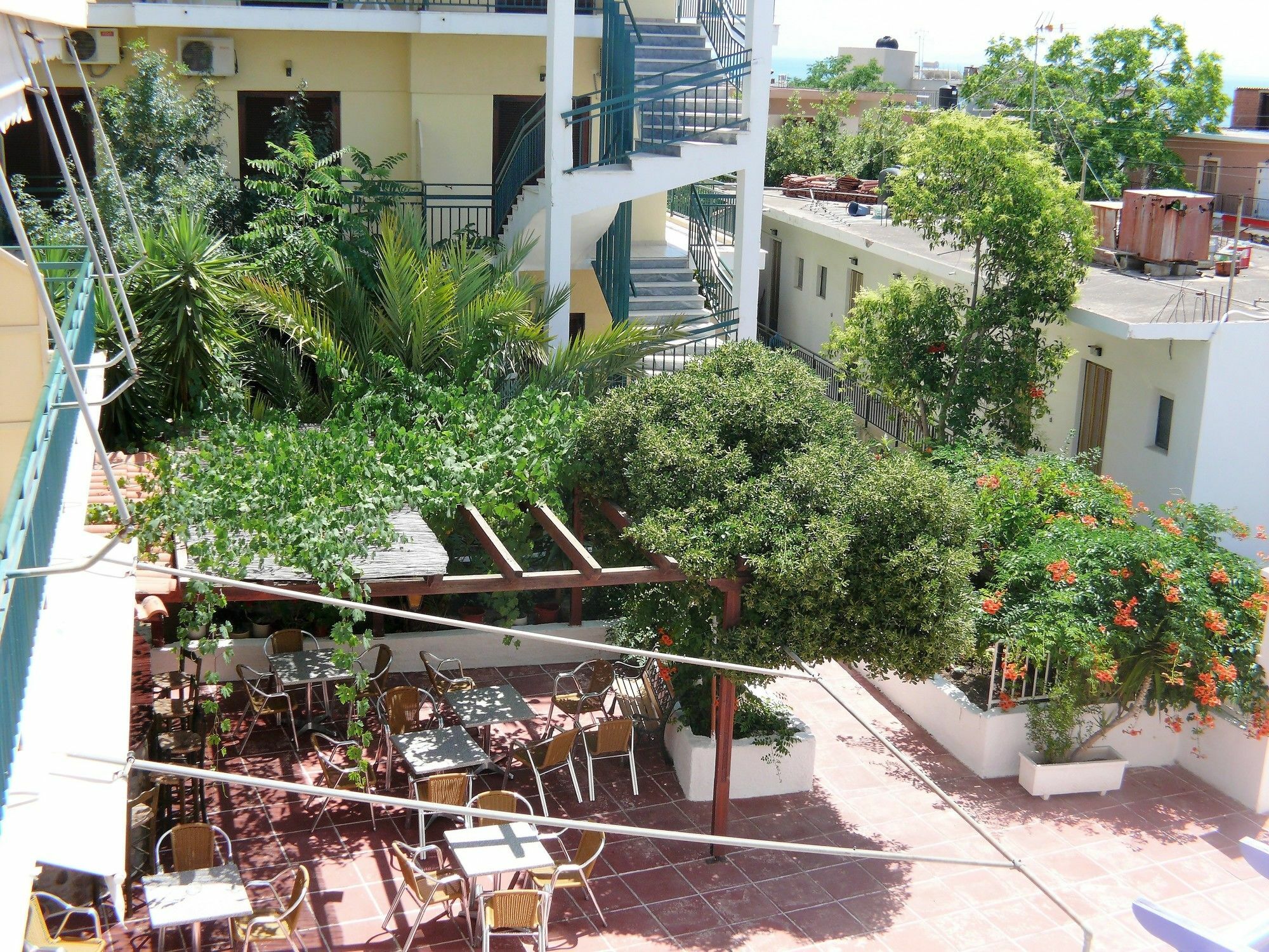 Hotel Karyatides Agia Marina  Экстерьер фото