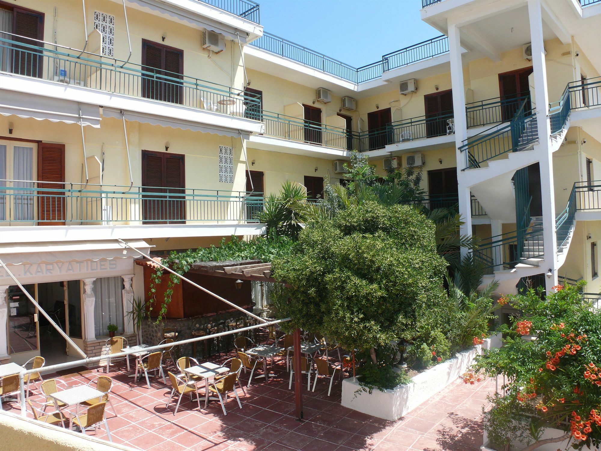 Hotel Karyatides Agia Marina  Экстерьер фото